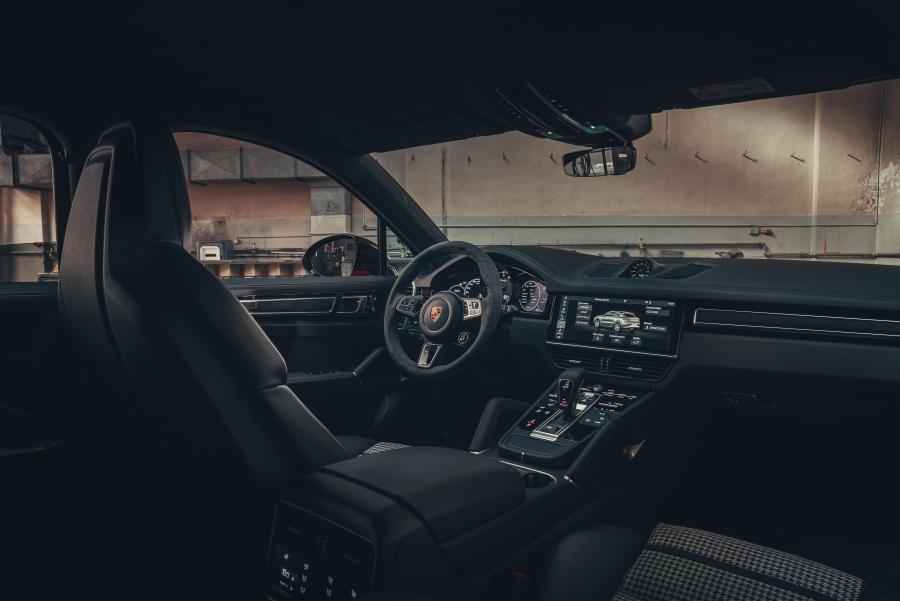 Интерьер Porsche Cayenne Turbo Coupe 2019 года  (WW) (фото 39 из 44)